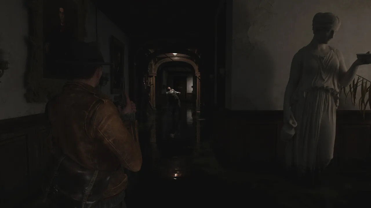 The Sinking City 2で暗い屋内を探索し敵へ銃を構える公式スクリーンショット